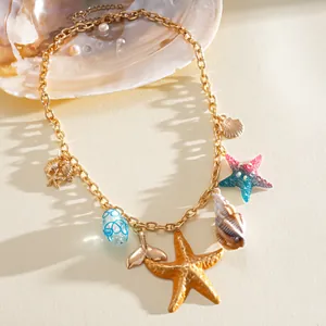 Collier thème océan avec breloques étoile de mer et conque en résine sur chaîne dorée