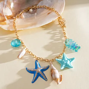Détail du collier de vacances d'été avec étoile de mer en résine et coquillages.