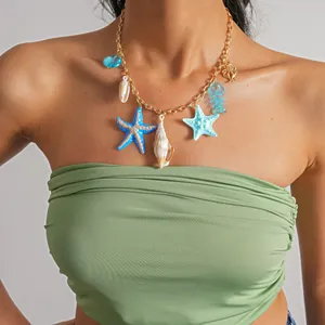 Vue détaillée du collier de plage avec pendentifs en résine étoile de mer et coquillage