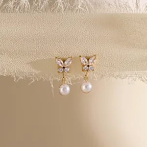 Boucles d'oreilles papillon or 18k avec perles pendantes sur ruban de soie beige