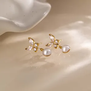 Élégantes boucles d'oreilles papillon dorées avec cristaux et perles blanches pendantes