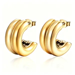 Boucles d'oreilles créoles dorées 18K en forme de C avec un design à double nervure