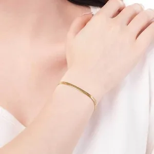 Bracelet chaîne serpent minimaliste en acier inoxydable doré porté au poignet