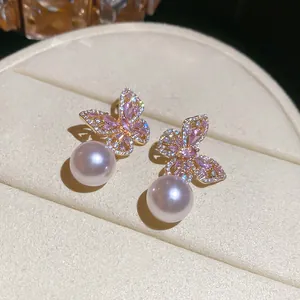 Nahaufnahme von 18 Karat vergoldeten Schmetterlingsohrringen mit Zirkon