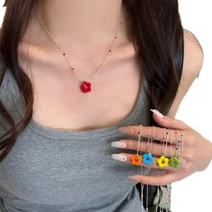 Süße bunte Blumenperlen-Halskette für Damen mit lebhaftem Dopamin-Design-Schlüsselbeinkette