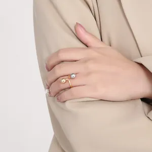 Anello minimalista in acciaio inossidabile con sfere oro e argento sulla mano