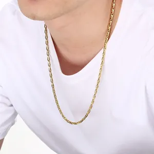 Dettaglio di una collana in acciaio inossidabile dorato a maglia bamboo su un modello