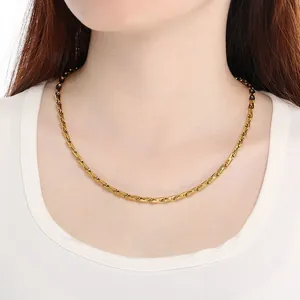 Dettaglio ravvicinato di una collana a catena a cerniera in acciaio inossidabile dorato