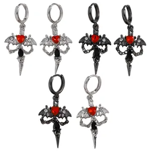 Gothic Y2K Fledermausflügel Ohrringe mit Kreuzanhängern und Herzsteinen auf Weiß
