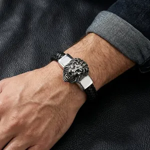 Gros plan d'un bracelet en cuir tressé avec breloque tête de lion pour homme