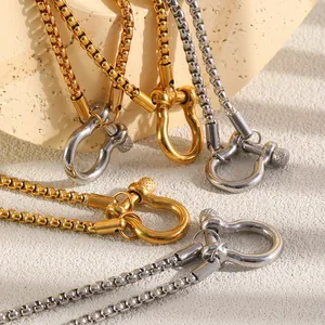 Vista dettagliata di collane in oro e argento con pendenti a grillo a forma di U.