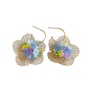 Élégantes boucles d'oreilles fleurs en maille avec détails floraux perlés colorés