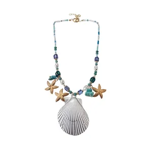 Collier de perles coloré style océan avec breloques étoile de mer et grand coquillage
