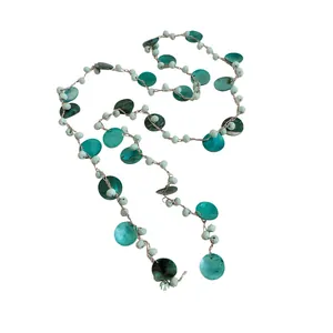 Collana bohémien estiva con dischi di conchiglia verde acqua e perline menta