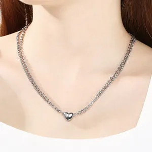 Dettaglio collana a doppio strato in acciaio inossidabile con chiusura magnetica a cuore