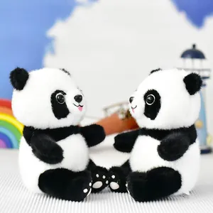 Deux adorables petits pandas en peluche assis ensemble dans un décor décoratif vif et coloré