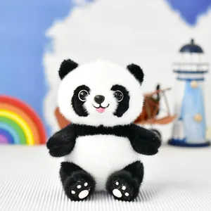 Gros plan d'une peluche panda mignonne dans un décor de crèche très coloré et animé