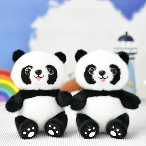 Gros plan détaillé de deux peluches panda mignonnes avec une fourrure douce et souriante