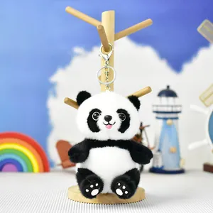 Vue détaillée d'un adorable porte-clés panda en peluche sur un support en bois déco
