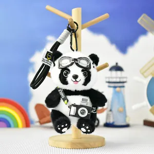 Vue détaillée d'un porte-clés panda en peluche avec lunettes de pilote et appareil photo jouet
