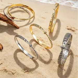Macro-opname van vintage visarmbanden met golftextuur op een zonnig zandstrand