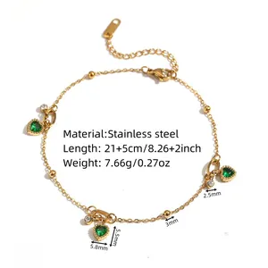Vue détaillée du bracelet de cheville en acier doré avec cœurs verts et mesures