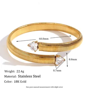 Nahaufnahme der Herz-Zirkonia-Fassungen und des 18K vergoldeten Armband-Struktur