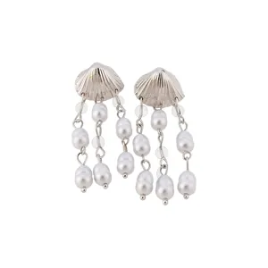 Élégantes boucles d'oreilles coquillage argentées avec de jolis pompons de perles blanches.