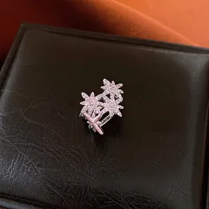 Κομψό ασημένιο σκουλαρίκι ear cuff με λαμπερά οκτάκτινα αστέρια και στρας για γυναίκες