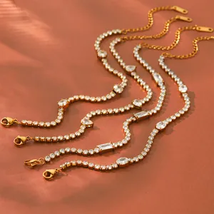 Vue détaillée de bracelets de tennis en zircone étincelante en acier titane doré.