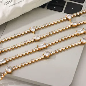 Vue détaillée de quatre bracelets en acier inoxydable doré sertis de zircons brillants.