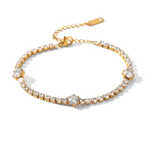Vue détaillée d'un bracelet de luxe en acier titane doré avec des pierres de zircon cubique