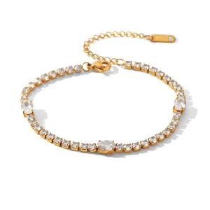 Vue détaillée d'un bracelet en acier titane doré orné de pierres de zircone brillantes