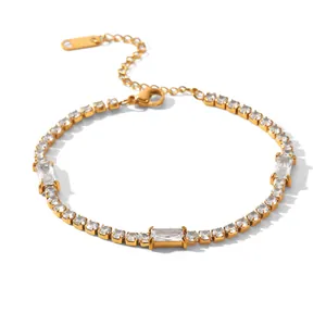 Vue détaillée d'un bracelet en acier titane doré scintillant avec zircons baguettes.