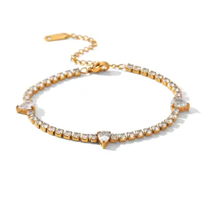 Vue détaillée d'un bracelet en acier titane doré avec des zircons brillants en poire.