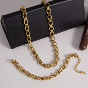 Vue détaillée de l'ensemble collier et bracelet en acier doré avec oxydes de zirconium