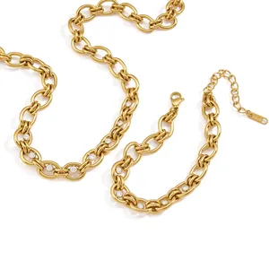 Parure de bijoux de luxe en acier inoxydable doré avec des accents de zircon brillants