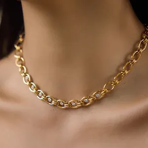 Vue détaillée d'un collier en acier titane doré serti de zircons brillants pour femmes