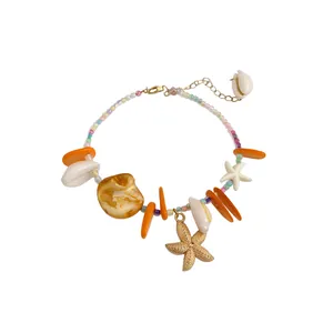 Bunte Perlenkette mit Muschel- und goldenen Seestern-Anhängern für den Strandurlaub im Sommer
