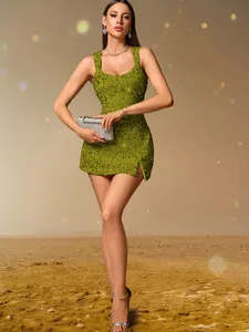 Détail de la mini-robe de soirée à paillettes vert émeraude avec fente et texture brillante