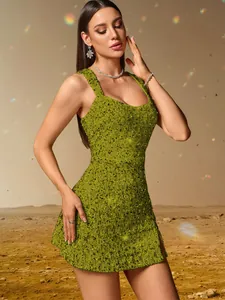 Détail d'une robe de soirée pailletée vert citron avec fente latérale et fini brillant