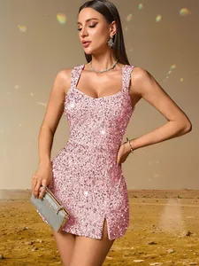 Détail d'une robe de soirée rose à paillettes avec encolure carrée et fini brillant