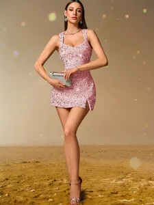 Détails d'une robe de soirée à paillettes roses avec fines bretelles et fente latérale
