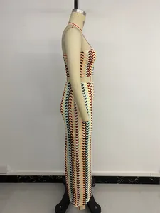 Détail d'un haut bustier en maille rayée et d'une jupe longue ajustée à motifs vagues