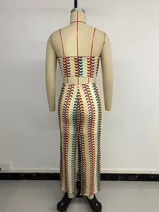 Vue arrière d'un ensemble crop top et jupe longue à rayures ondulées colorées sur mannequin