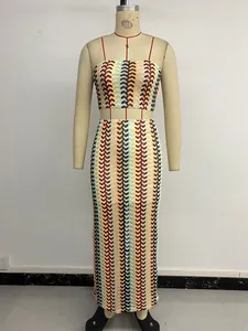 Détail de la maille crochetée à chevrons colorés sur cet ensemble jupe et crop top d'été