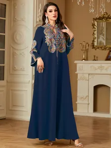 Detail der aufwendigen Paisley-Stickerei am marineblauen langärmeligen Kaftan-Kleid