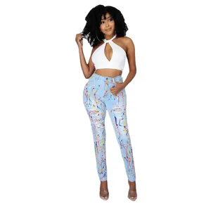Jeans slim a vita alta da donna in blu chiaro con schizzi di vernice colorati e dettagli usurati