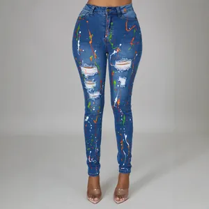 Jeans skinny a vita alta con schizzi di colore vivaci e dettagli strappati in stile denim
