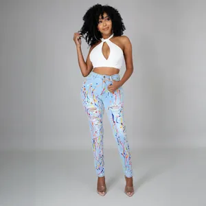 Jeans slim blu chiaro con schizzi di vernice colorata e dettagli strappati alla moda